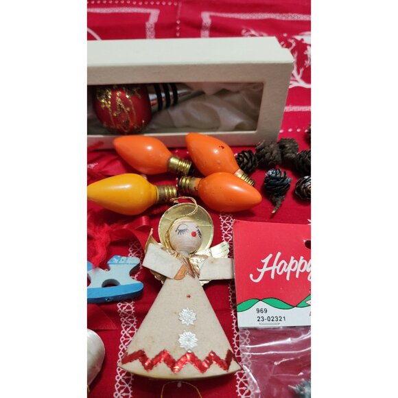 Vintage Christmas Ornament Lot Wreaths Bells Figurines Pinecones Leewards Westri - Picture 6 of 16